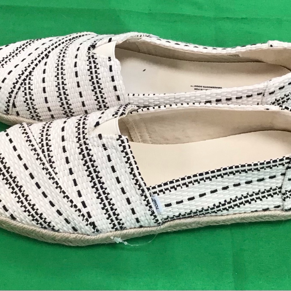 TOMS Women's Black and White Espadrilles size 11 - Picture 4 of 6